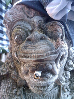 Beeld van een god in de tuin van een Resort in Bali