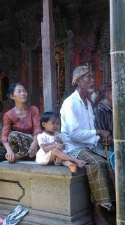Familieleden wachten op de crematie nabij Ubud op Bali