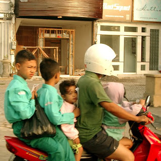 Vakantie op Bali : gezinsbromfiets