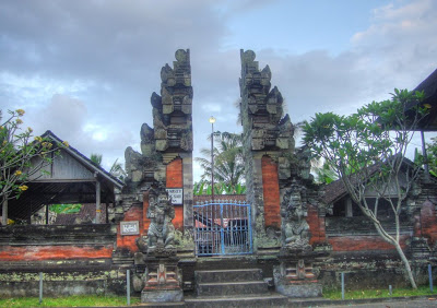 Tempel naast Villa Sabandari, een resort in de rijstvelden