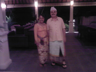 Bij Ubud Hotels Bali in traditionele sarong
