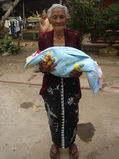Nyoman's baby in zijn huis in Payangan, ten noorden van Ubud in centraal Bali. Nyoman is tuinman in Villa Sabandari in Ubud.
