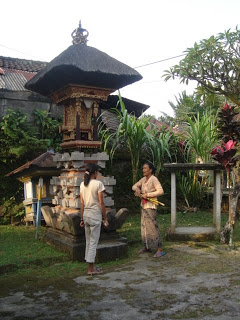 Willy ingsprek met de zus van Nyoman in hun compound in Payangan, ten noorden van Ubud in Centraal Bali.