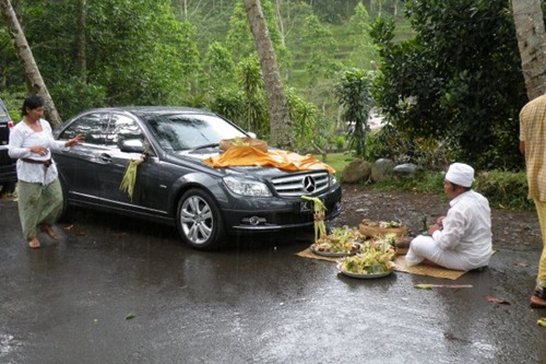 Auto voor een van de villas in Ubud - upacara