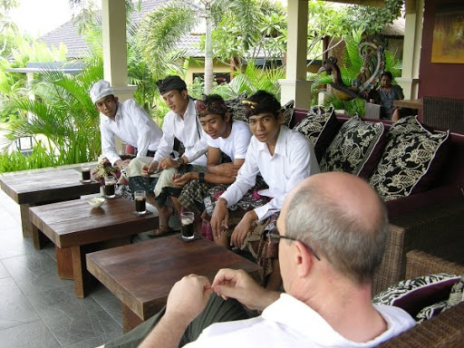Saraswati meeting in een klein hotel in Ubud